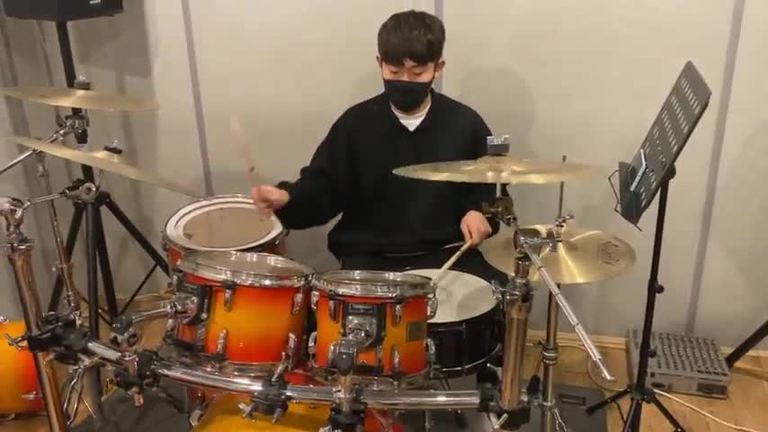드럼 레슨생님 실력이 점점 느시네요~~!!