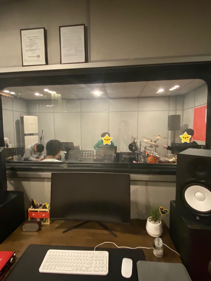 이벤트 녹음, 합주실 대여, 레슨들을 진행하고 있습니다!ㅎㅎ