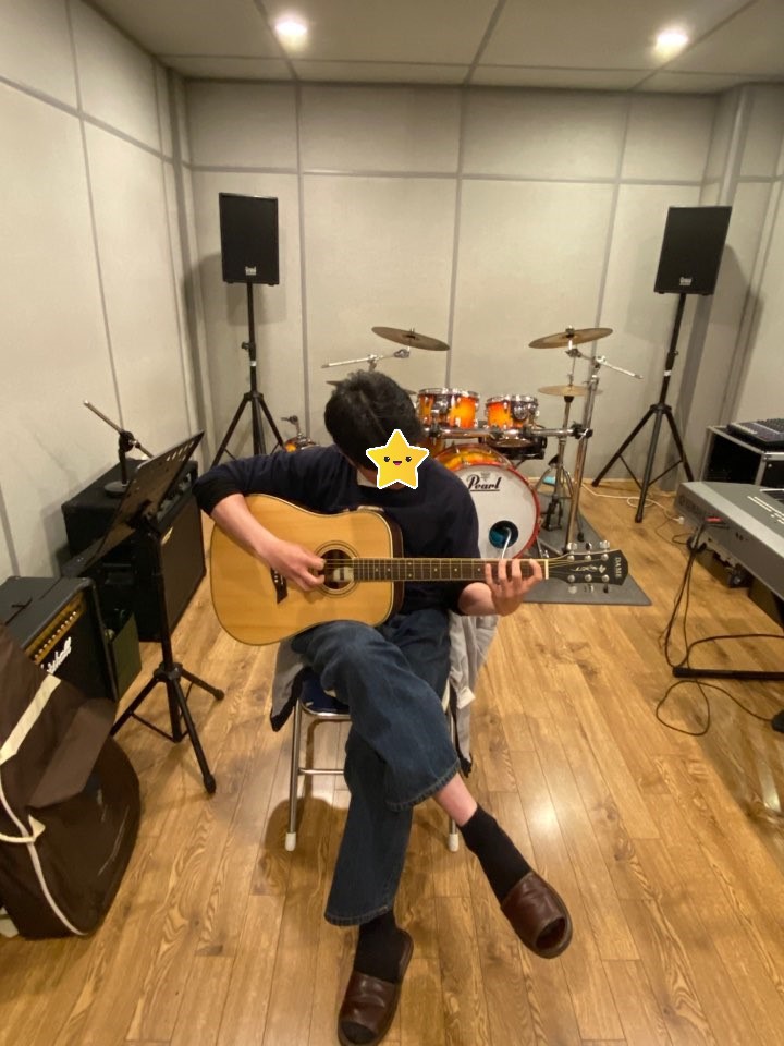 기타 연습 중인 전문반 레슨생님
