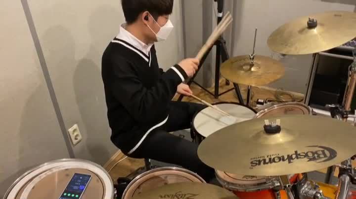 드럼 기본자세 연습 중!